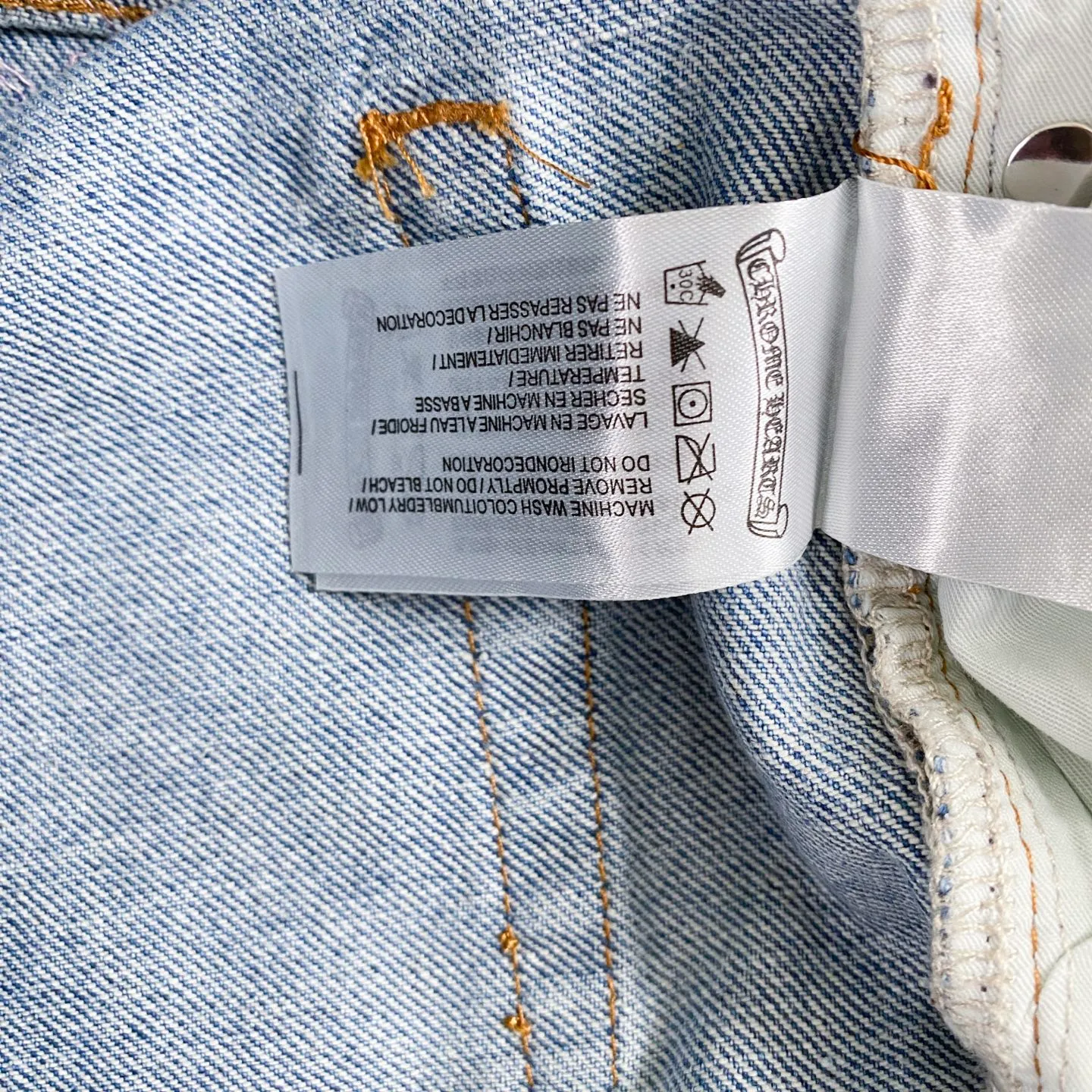 P220 chrome hearts pink cross patch leather jeans vi Top heavy industry fashionable design] Consistent high street luxury style creation. Speaking of this style, the Zangyin family and GU family are definitely the leading representative brands. Especially the Zangyin family has really achieved a state-of-the-art effect in creating high street style. The unique washed material is used to create this style. The color system is quite eye-catching. After it is decorated with patchwork cross flowers, it cleverly highlights the charm of the brand. Secondly, this style uses classic The classic high-waist cutting design highlights the long legs and fashionable temperament of the upper body. The brand is highly recognizable and the slim fit configuration is more suitable for daily wear. It is a product that interprets personality, fashion, and specifications at a glance. This single product is enough to make any fan excited. It can be a white T-shirt for youthful preppy style, or a tight suspender for lady style. It has strong matching ability and can be easily controlled by men.  [Materials and craftsmanship] Needless to say, this point goes without saying. As an excellent craftsman brand, Zangyin’s requirements for details and craftsmanship are really perfect. The washed color of this model has gone through so many processes, not to mention the embellishment of denim appliques. It is also purely hand-made and sewn. Just like what they believe in, only hand-made things have soul and have the meaning of wear. A top-notch heavy-duty fashionable denim item, I look forward to your perfect interpretation! !  Size:28-36